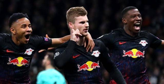  帕德博恩年轻门将超常发挥，多次神扑挽救球队